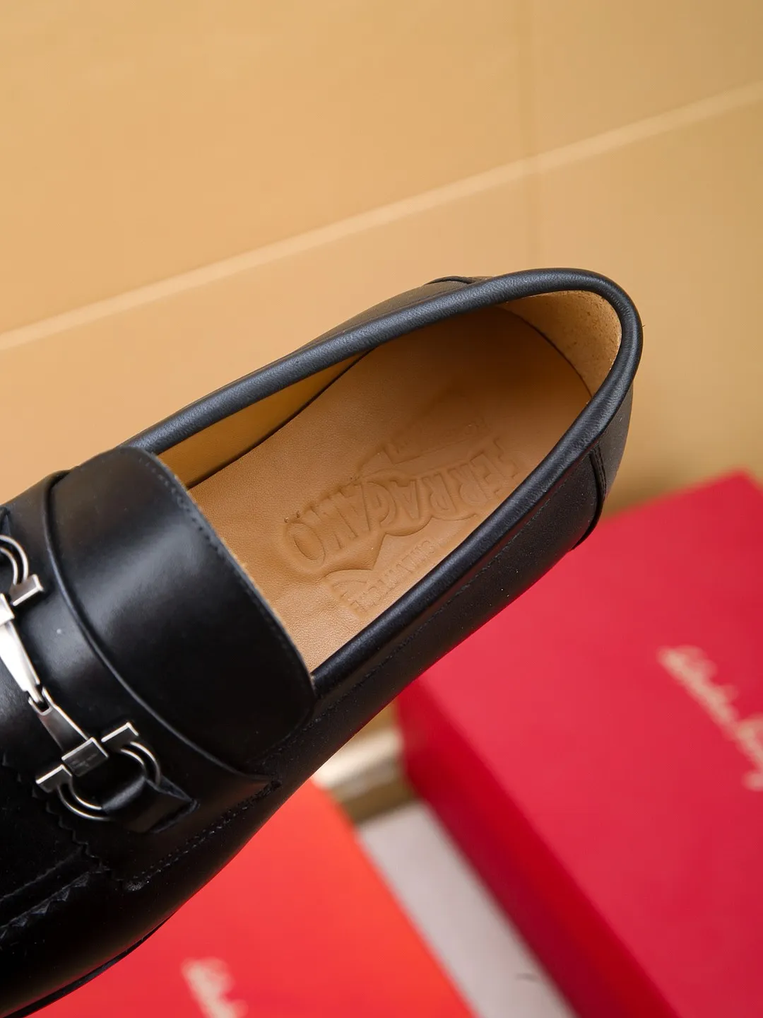 Men's shoes 💰460 🕷🕷🐂【Ferragamo】Ferragamo Popular fashionable leather shoes🇨🇳Official website counter 1:1 production, original mold opening💯Good quality can be seen, imported high-end first-layer waxed calfskin, water-dyed🐂leather lining🌿very clear texture, high-quality waterproof, non-slip and wear-resistant outsole🎋high quality and low price, truly handmade🍓colors available! Code number 39-44......(38.45.46.47 customized)